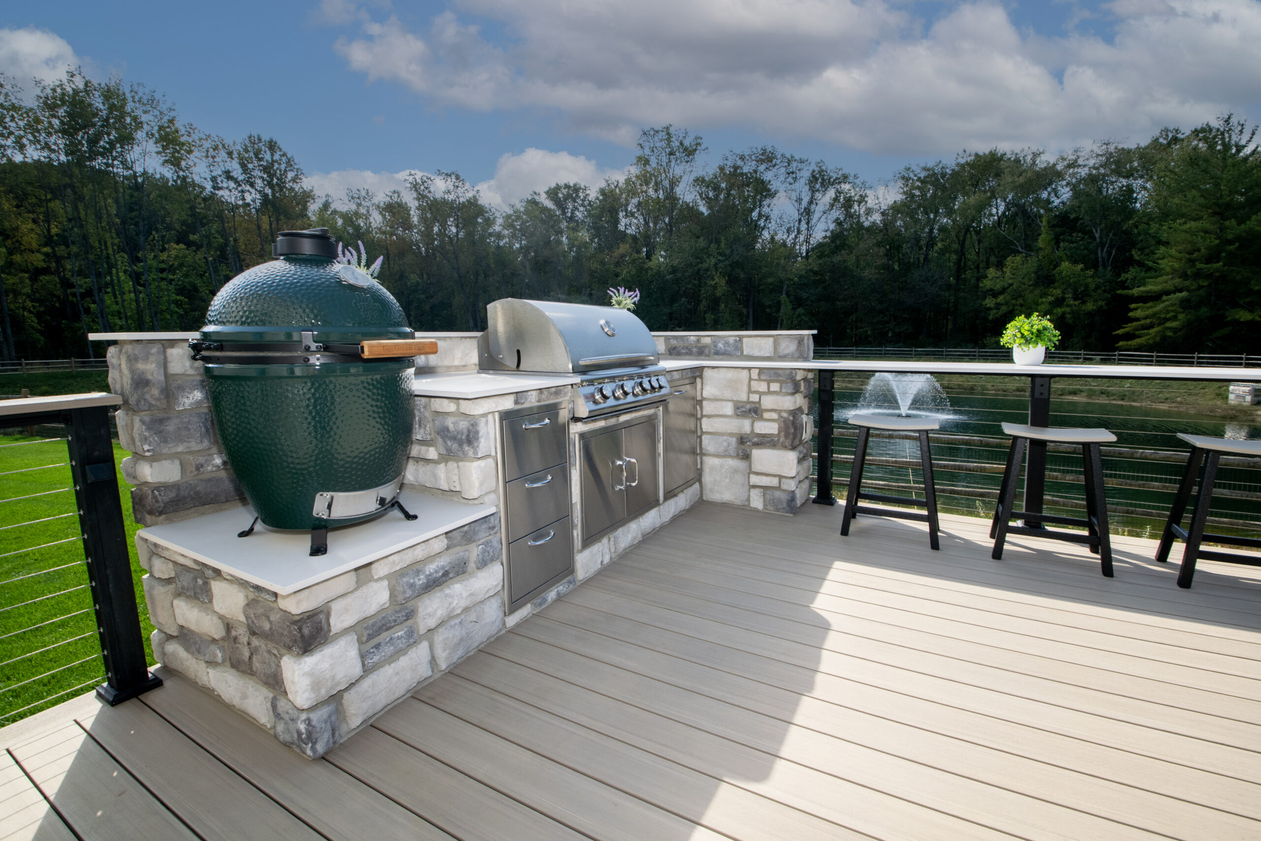 Outdoor kitchen with Green Egg and seating
